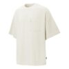 Camiseta beige con bolsillo y logo