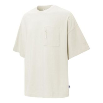 Camiseta beige con bolsillo y logo