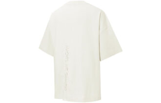 Camiseta beige con bolsillo y logo