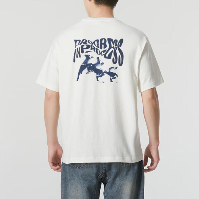 Camiseta blanca con bolsillo y logo