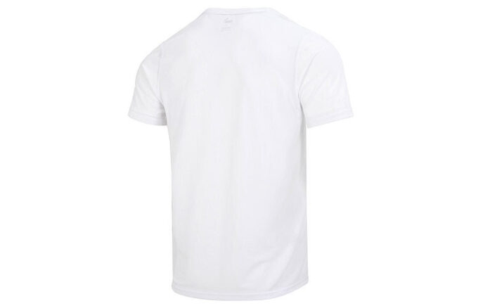Camiseta blanca con el logotipo de entrenamiento