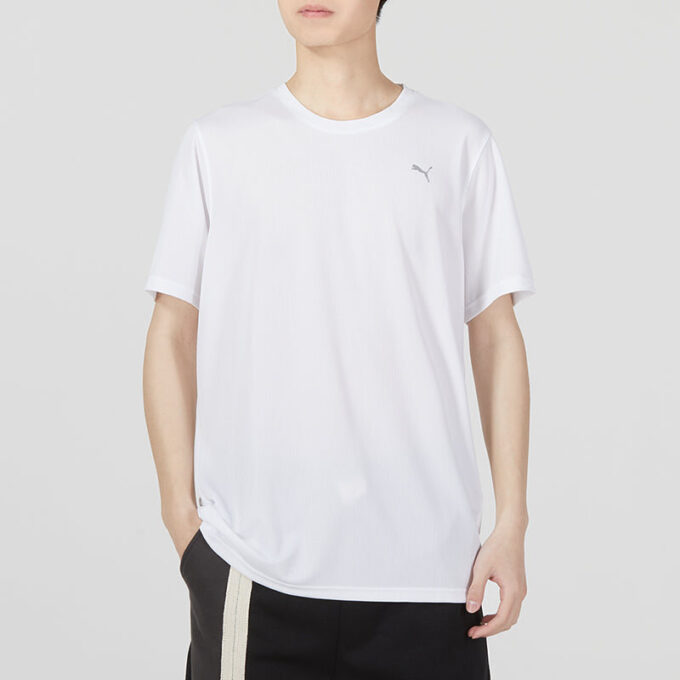 Camiseta blanca con el logotipo de entrenamiento