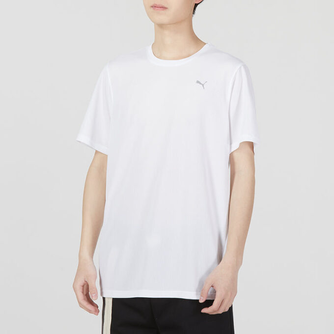 Camiseta blanca con el logotipo de entrenamiento