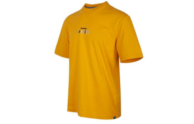 Camiseta de manga corta estampada para hombre dorada