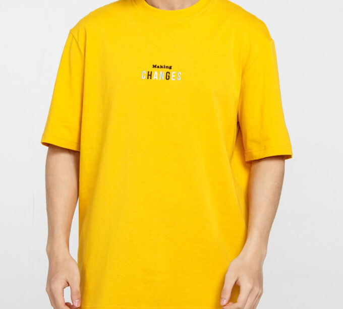 Camiseta de manga corta estampada para hombre dorada