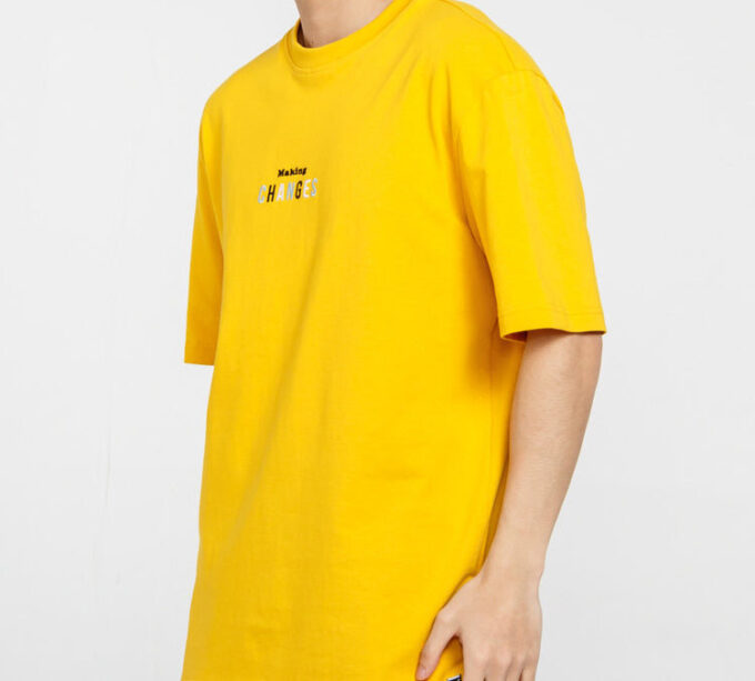 Camiseta de manga corta estampada para hombre dorada