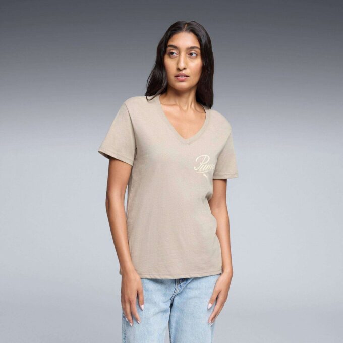 Camiseta Essentials Script con cuello en V para mujer Camiseta Essentials Script con cuello en V para mujer