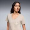 Camiseta Essentials Script con cuello en V para mujer Camiseta Essentials Script con cuello en V para mujer