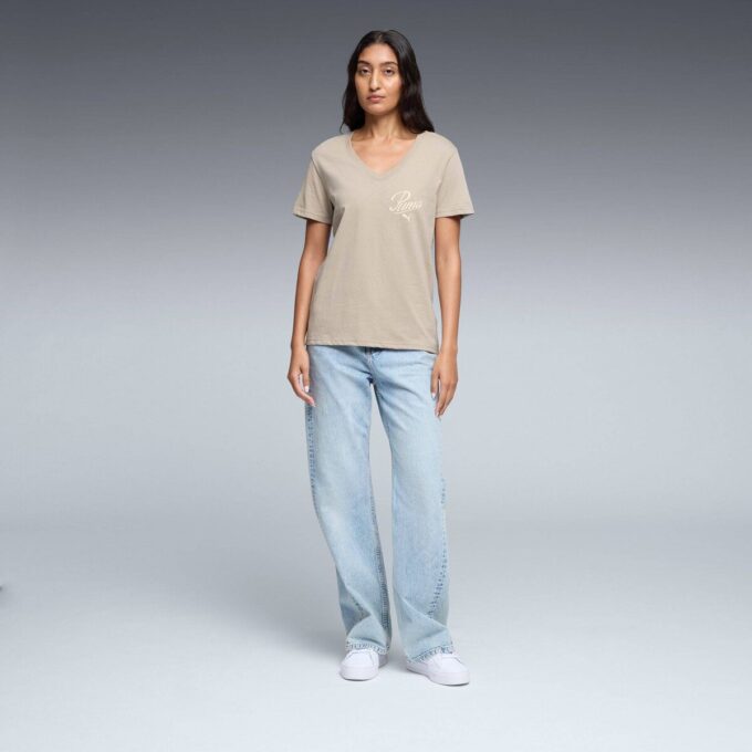 Camiseta Essentials Script con cuello en V para mujer Camiseta Essentials Script con cuello en V para mujer