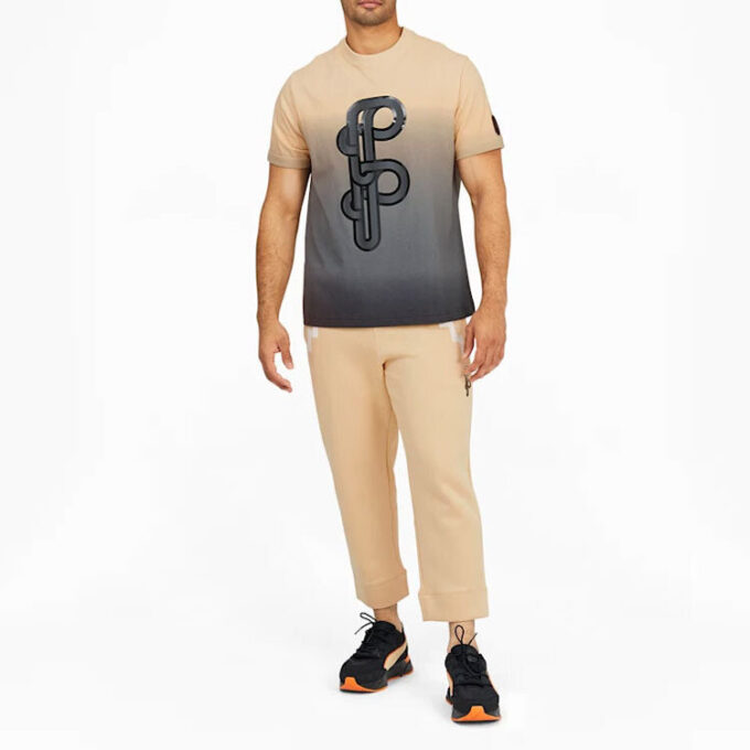 Camiseta gráfica PUMA x PRONOUNCE con efecto tie-dye degradado cruzado, deportiva, de manga corta, color caqui