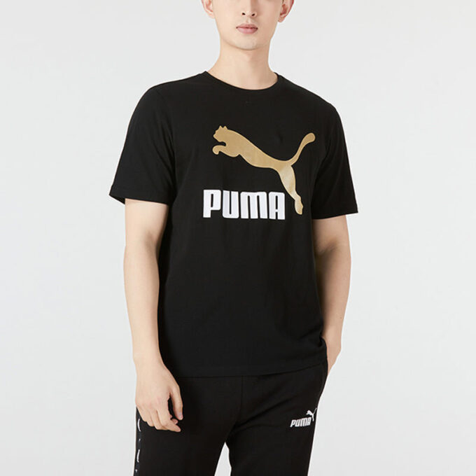 Camiseta metálica negra con el logotipo clásico