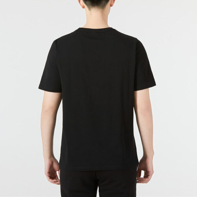 Camiseta metálica negra con el logotipo clásico