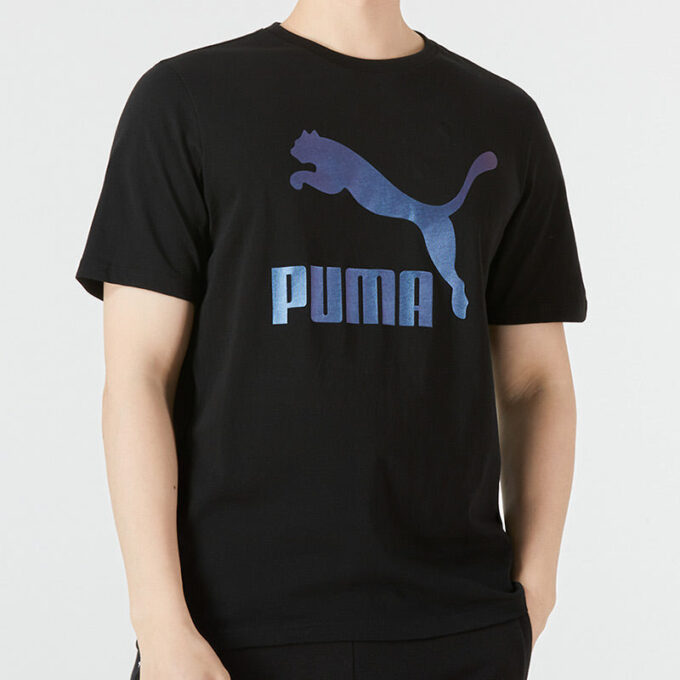 Camiseta metálica negra con el logotipo clásico