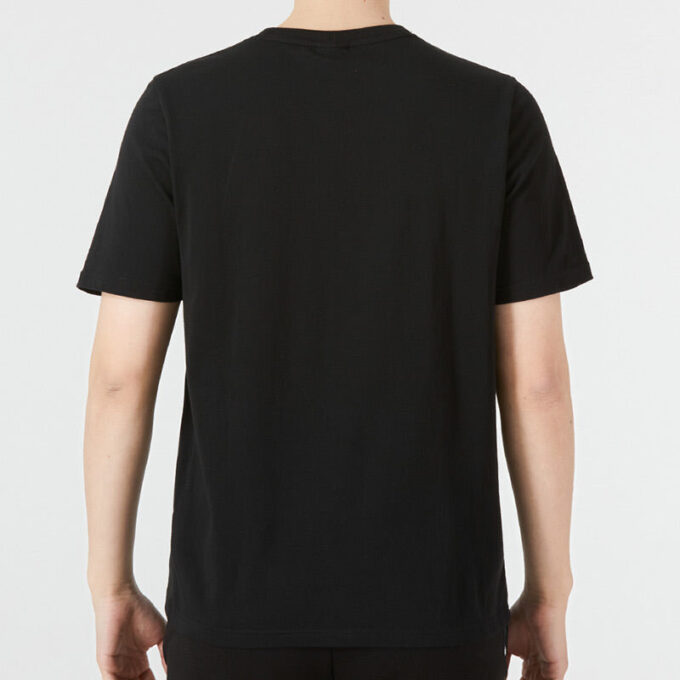 Camiseta metálica negra con el logotipo clásico