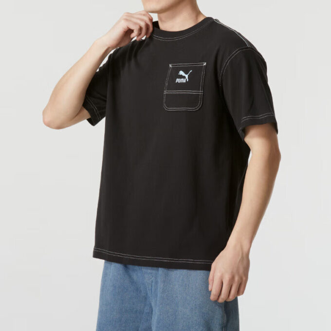 Camiseta negra con bolsillo y logo