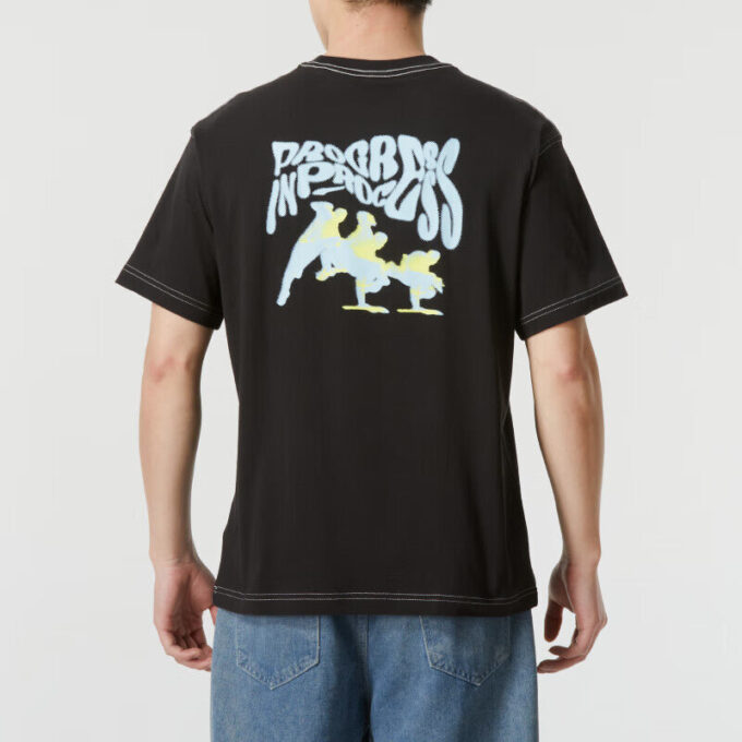 Camiseta negra con bolsillo y logo