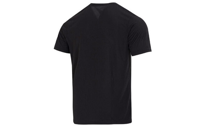 Camiseta negra con el logotipo de entrenamiento