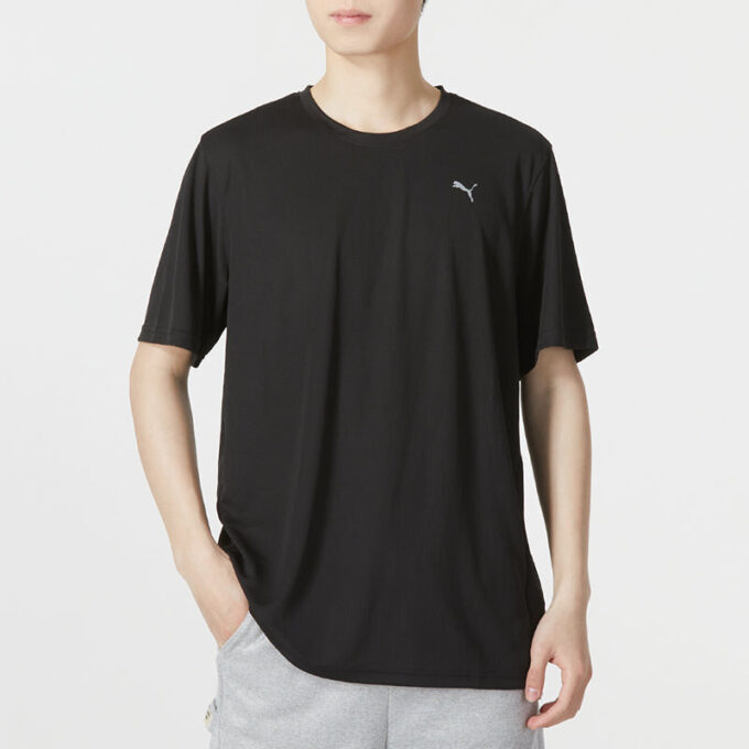Camiseta negra con el logotipo de entrenamiento