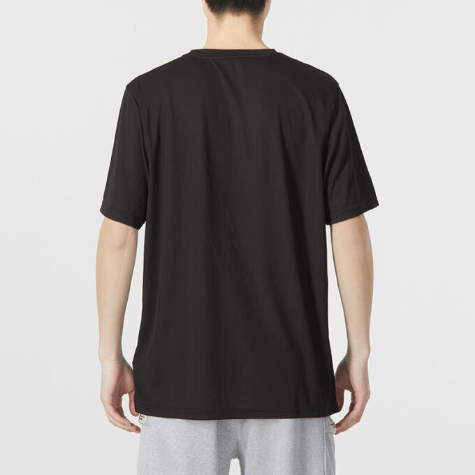 Camiseta negra con el logotipo de entrenamiento