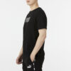 Camiseta negra con el logotipo Essentials