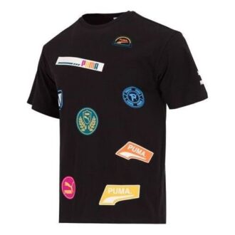 Camiseta negra con logo de insignia mixta
