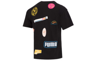Camiseta negra con logo de insignia mixta