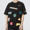 Camiseta negra con logo de insignia mixta