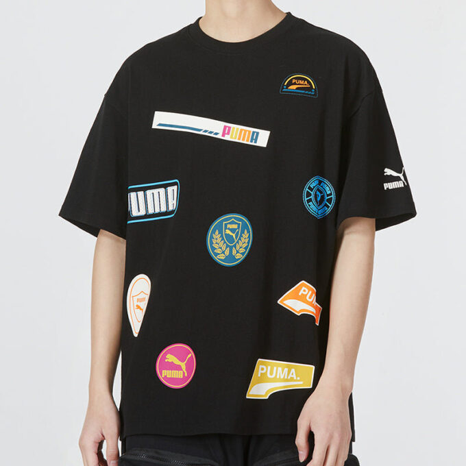 Camiseta negra con logo de insignia mixta