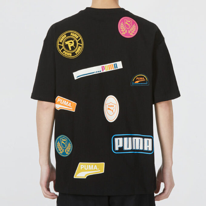 Camiseta negra con logo de insignia mixta