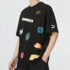 Camiseta negra con logo de insignia mixta