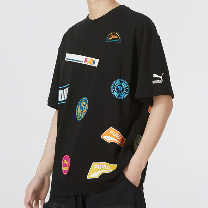 Camiseta negra con logo de insignia mixta