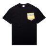 Camiseta negra con logo y bolsillo cuadrado