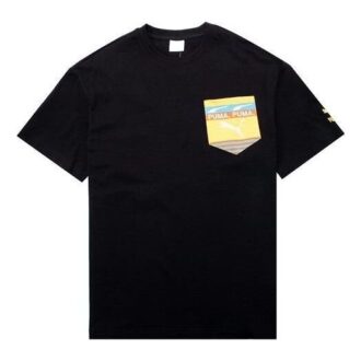 Camiseta negra con logo y bolsillo cuadrado