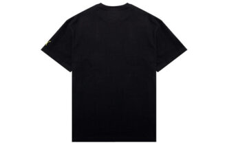 Camiseta negra con logo y bolsillo cuadrado