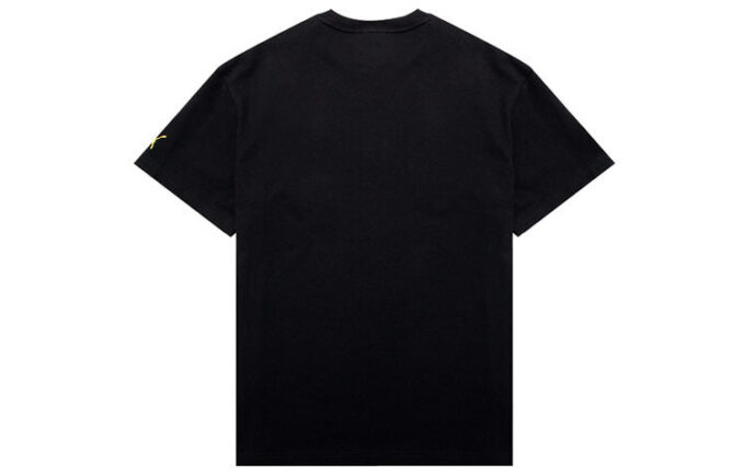 Camiseta negra con logo y bolsillo cuadrado