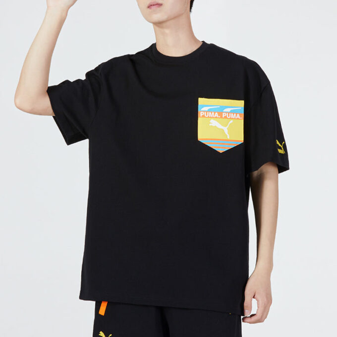 Camiseta negra con logo y bolsillo cuadrado