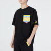 Camiseta negra con logo y bolsillo cuadrado
