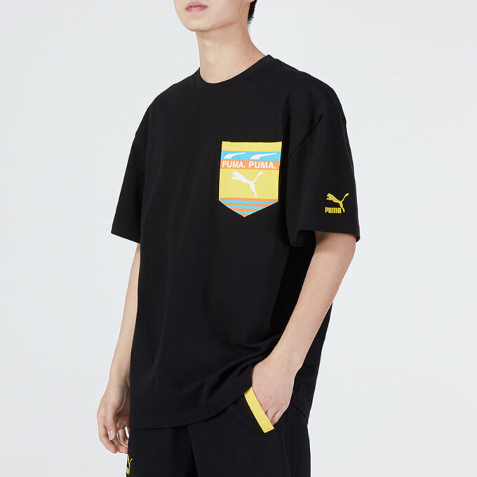 Camiseta negra con logo y bolsillo cuadrado