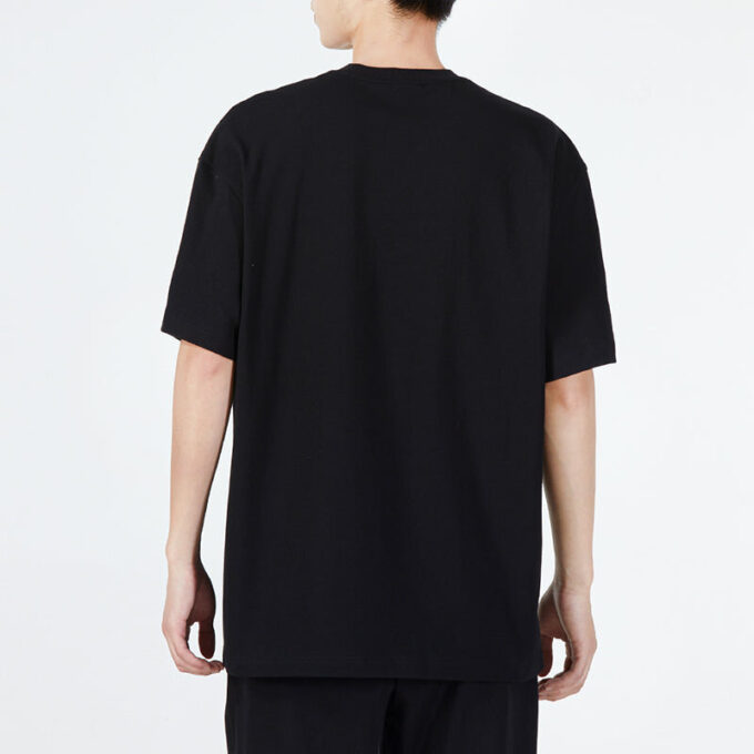 Camiseta negra con logo y bolsillo cuadrado