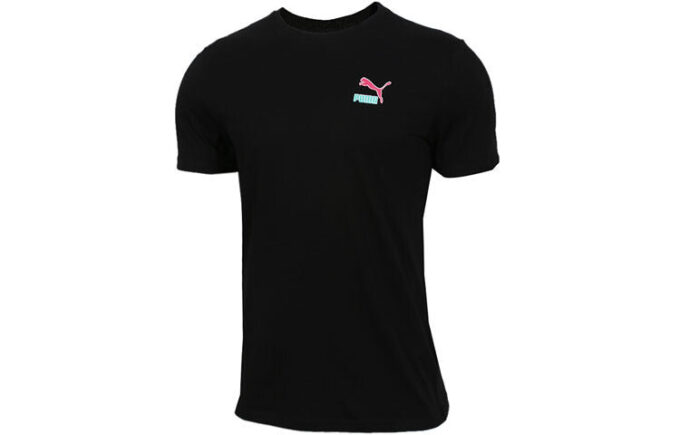 Camiseta negra con logotipo gráfico
