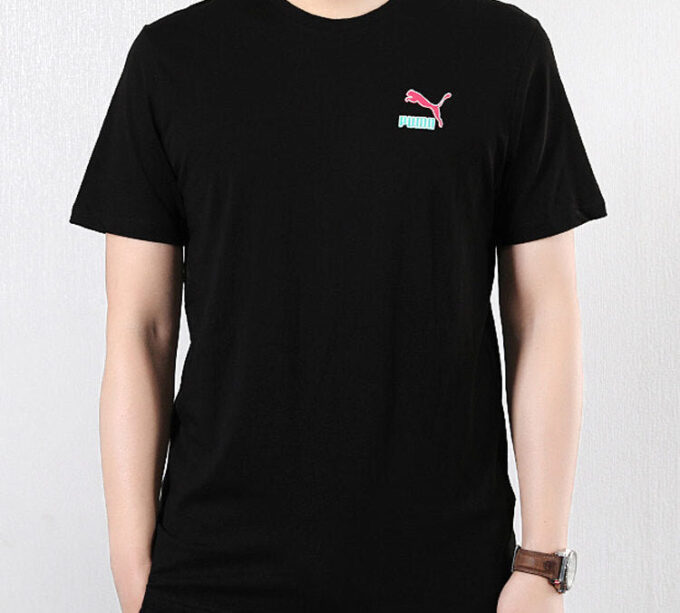 Camiseta negra con logotipo gráfico