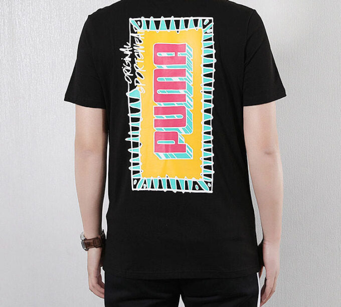 Camiseta negra con logotipo gráfico
