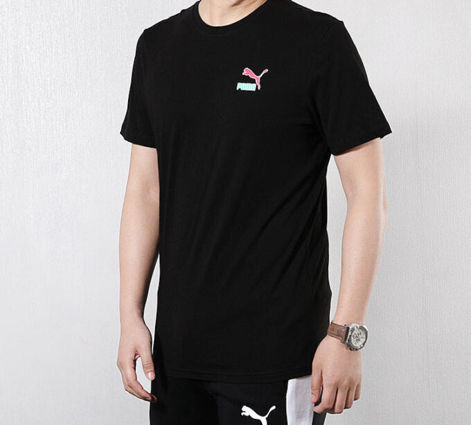 Camiseta negra con logotipo gráfico