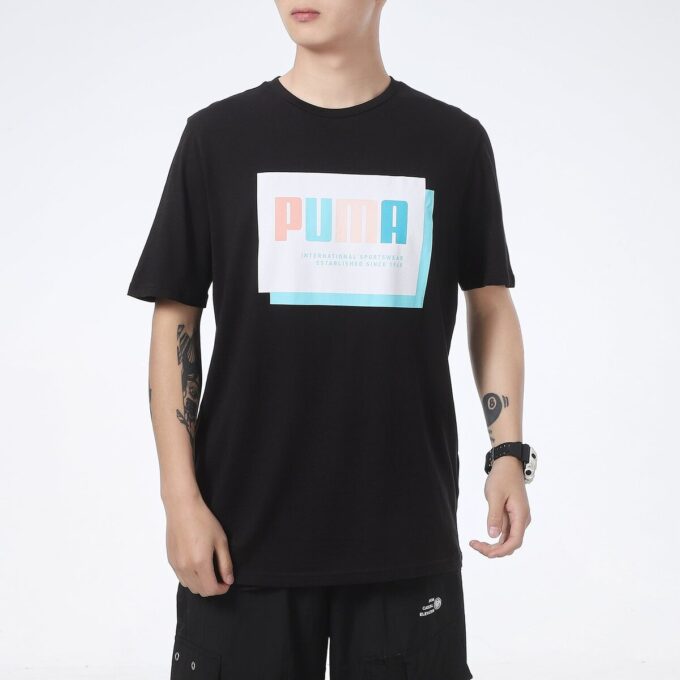 Camiseta negra de corte regular con estampado gráfico