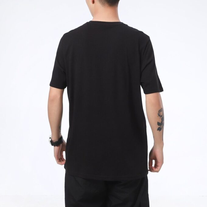 Camiseta negra de corte regular con estampado gráfico