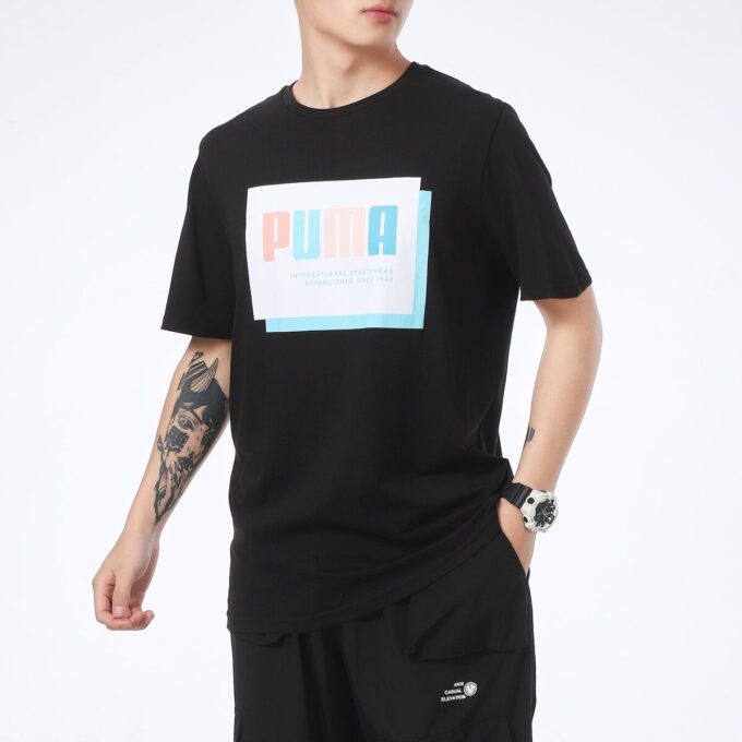 Camiseta negra de corte regular con estampado gráfico