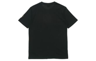 Camiseta negra de manga corta y cuello redondo con alfabeto