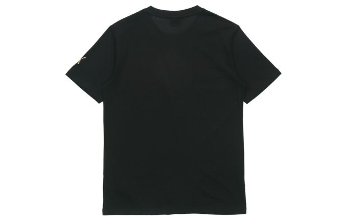 Camiseta negra de manga corta y cuello redondo con alfabeto
