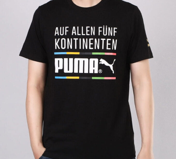 Camiseta negra de manga corta y cuello redondo con alfabeto