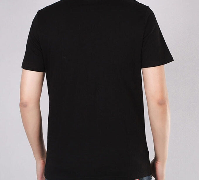 Camiseta negra de manga corta y cuello redondo con alfabeto